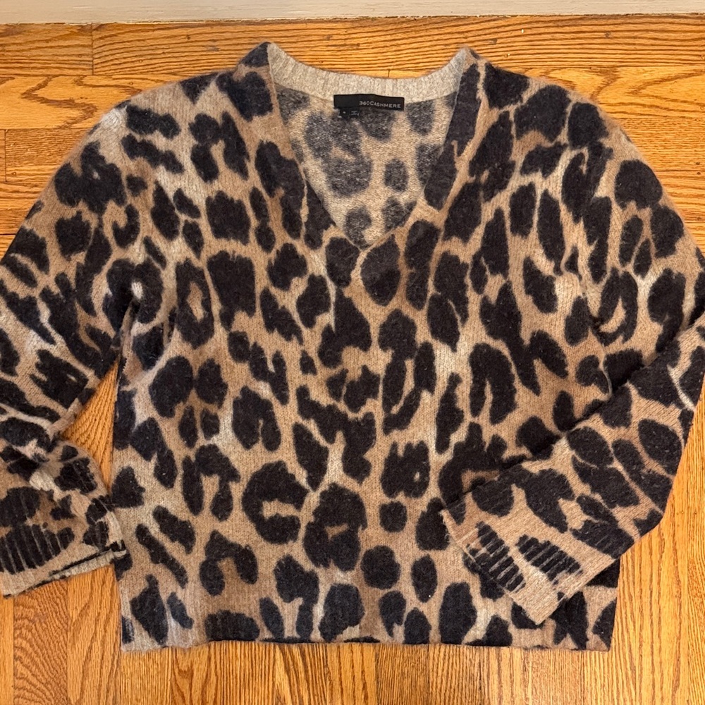 360 Cashmere Leopard Print V-Neck Sweater Small